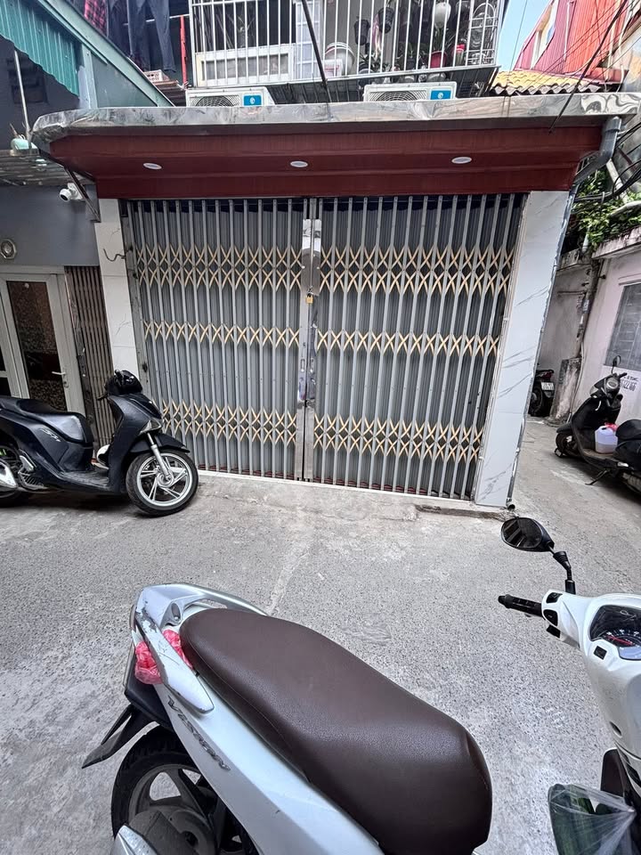 Nhà cấp 4 Ngọc Lâm 42m² giá 3.7 tỷ - Kinh doanh nhỏ, ô tô đỗ cửa!