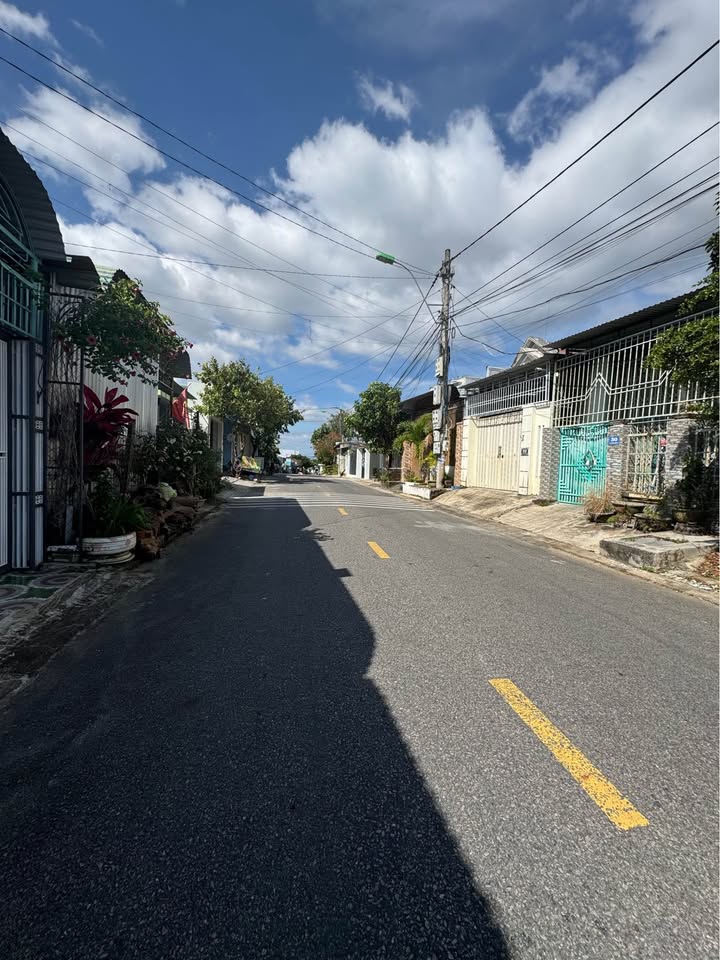 Nhà đẹp 2 mặt tiền đường Sư Vạn Hạnh, 180m² giá chỉ 2 tỷ - Kinh doanh thuận lợi!