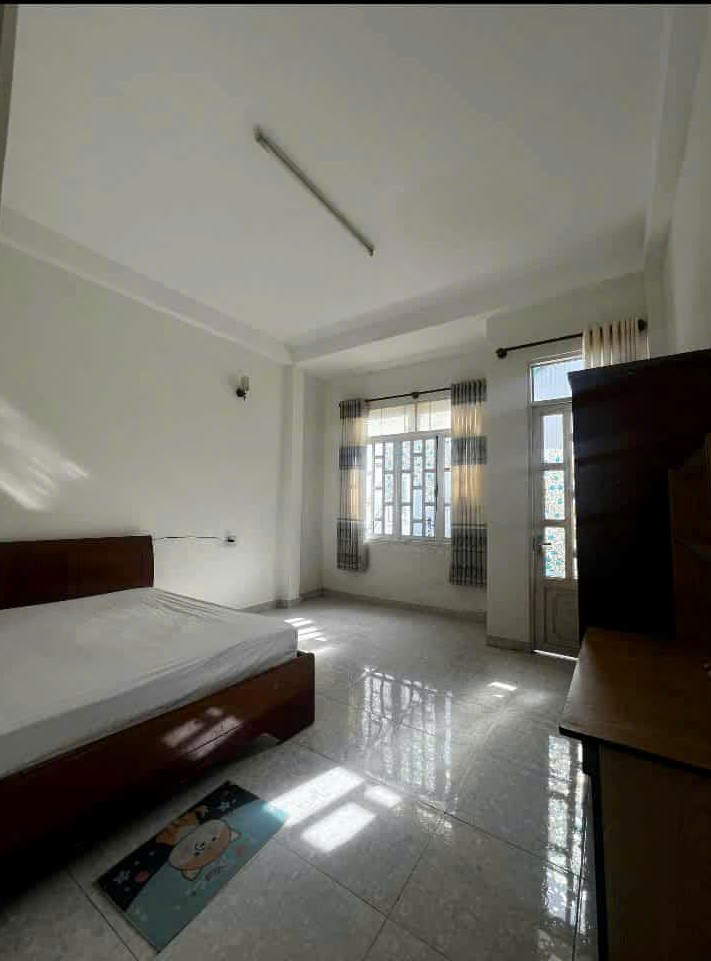 Nhà phố Đà Lạt 201m² giá 5.6 tỷ - Sân rộng ô tô vào tận nhà!