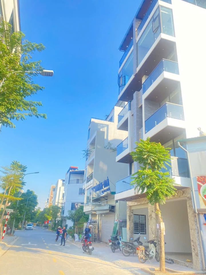 Nhà 6 tầng Ngọc Thụy 48m² giá 23 tỷ - Kinh doanh sầm uất ngay công viên!