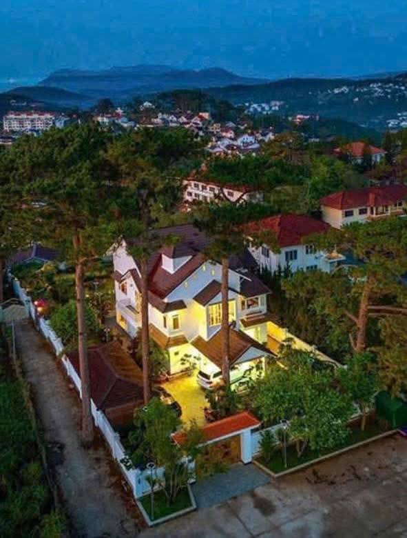 Biệt thự đỉnh đồi Yên Thế Đà Lạt 974m² giá 97 tỷ - Sở hữu view đẹp nhất thành phố!