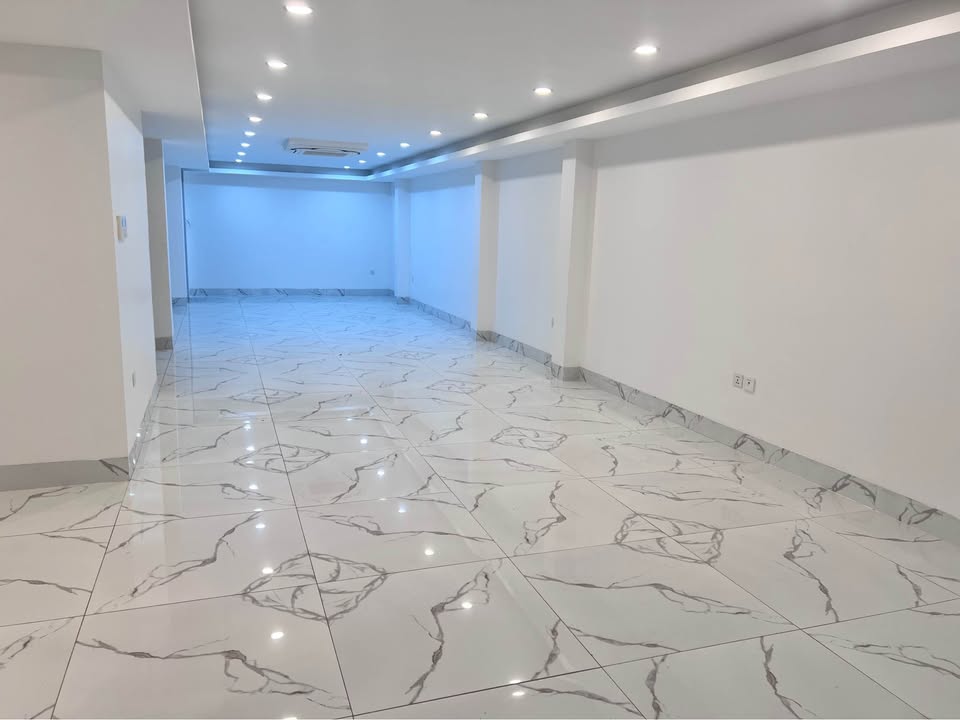 Mặt bằng kinh doanh cho thuê tại Hàm Nghi, 120m² - Vị trí đẹp, đông dân văn phòng!