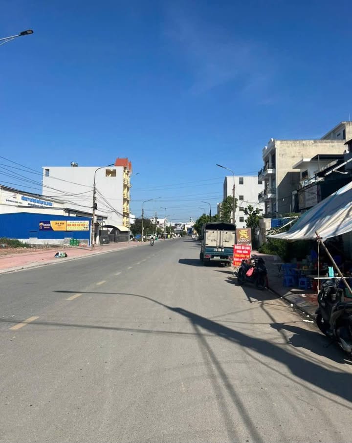 Đất tặng nhà cấp 4 đường Hoàng Mai, An Dương 100m² giá 5,4 tỷ - Vị trí kinh doanh sầm uất!