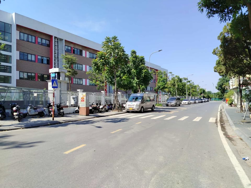 Nhà Thạch Bàn Cổ Linh 52m² giá 11 tỷ - Ngõ thông ô tô, gần trường học!