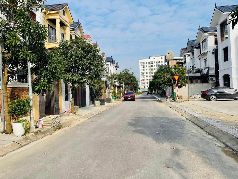 Biệt thự liền kề Quán Bàu Vinh 160m² giá 8 tỷ - Sân bóng thoáng mát bên cạnh!