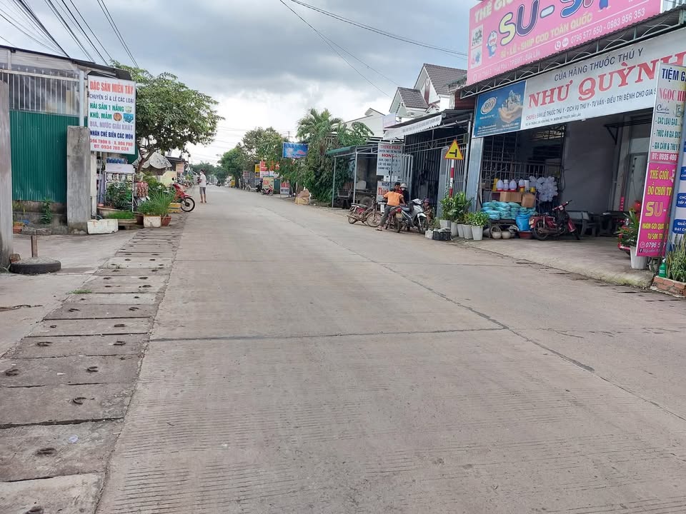 Bán đất tặng nhà mặt tiền kinh doanh Đắc Địa tại Hòa Phú - 300m² chỉ 3.35 tỷ!