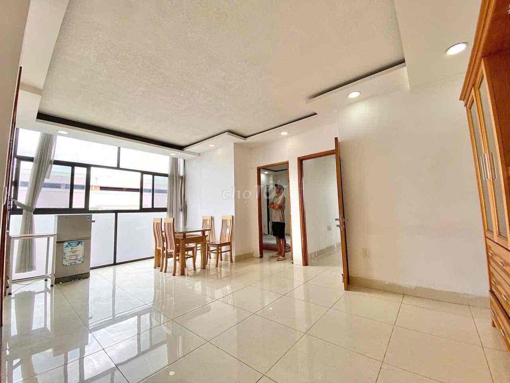 Căn hộ 2PN 80m² Hoàng Văn Thụ chỉ 10.5 triệu - Nội thất đầy đủ, ban công lớn!