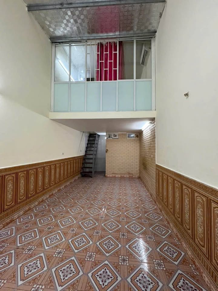 Nhà riêng 183 Lĩnh Nam, Hoàng Mai, 30m² giá 2.4 tỷ - Đất xen kẹt, thuế đầy đủ!