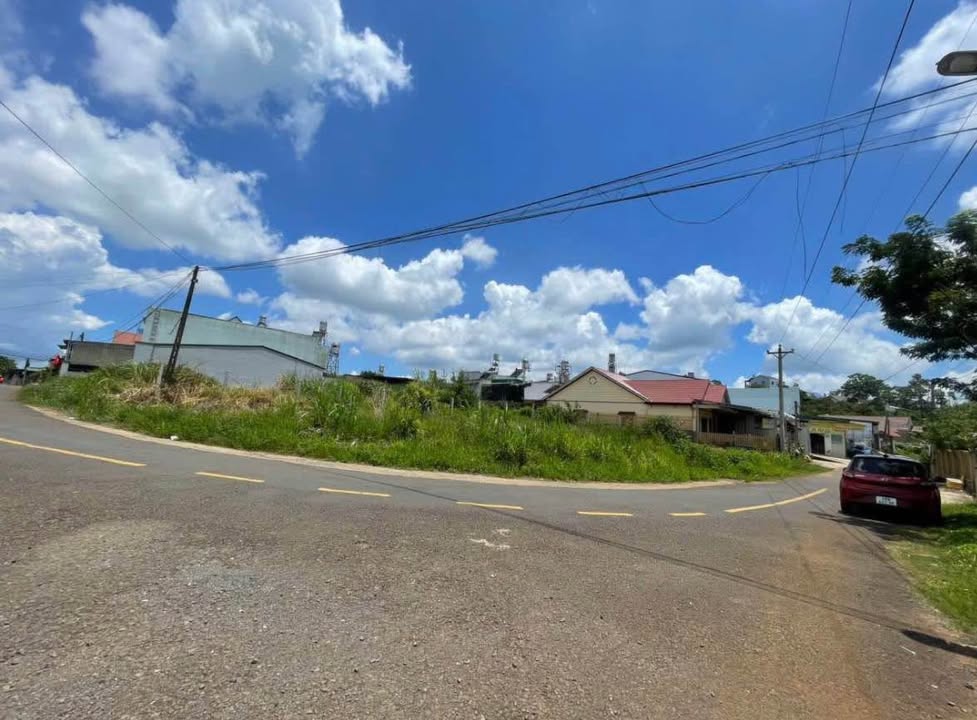 Đất nền góc 2 mặt tiền đường Trần Quý Cáp 264m² giá 2.25 tỷ - Cơ hội đầu tư tuyệt vời!