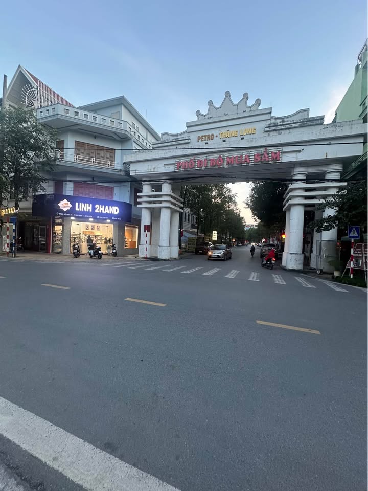 Nhà mặt phố Bùi Thị Xuân 300m² giá 1 tỷ - Lô góc kinh doanh đắc địa!