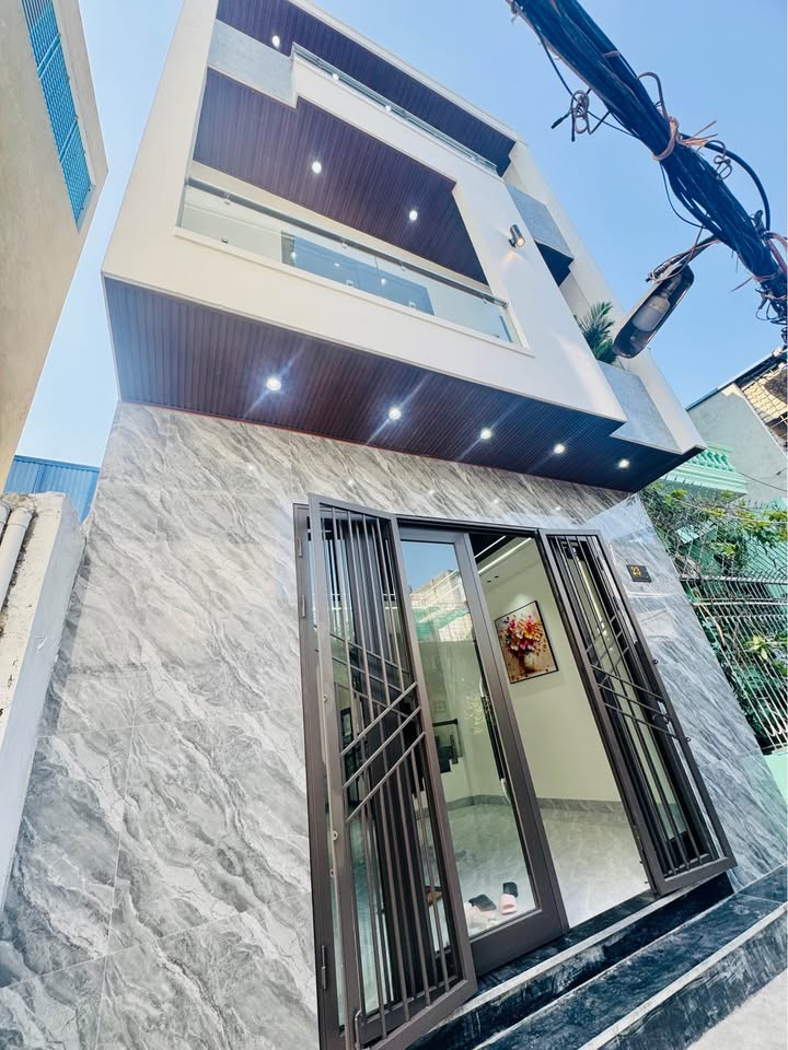 Nhà 3 tầng đường Lê Hồng Sơn, 50.5m² giá 2.35 tỷ - Tiện ích đầy đủ!