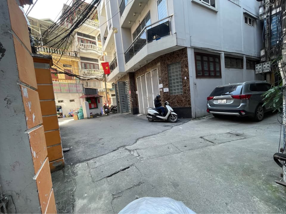 Nhà 3 tầng lô góc Lạc Long Quân 98m² giá 30 tỷ - Ô tô vào tận nơi!