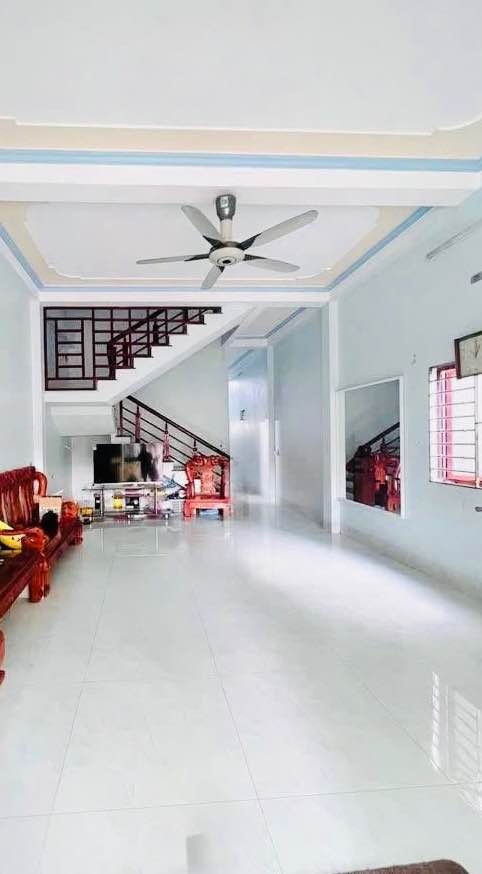 Nhà 2 tầng 1 tum đường Lê Hoàn, phường Nguyễn Trãi, 135m² - Vị trí cao ráo, không ngập lụt!