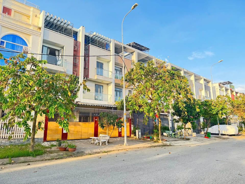 Nhà mặt tiền KDC T30, Bình Hưng, 70m² giá 7.9 tỷ - Đầu tư sinh lời!