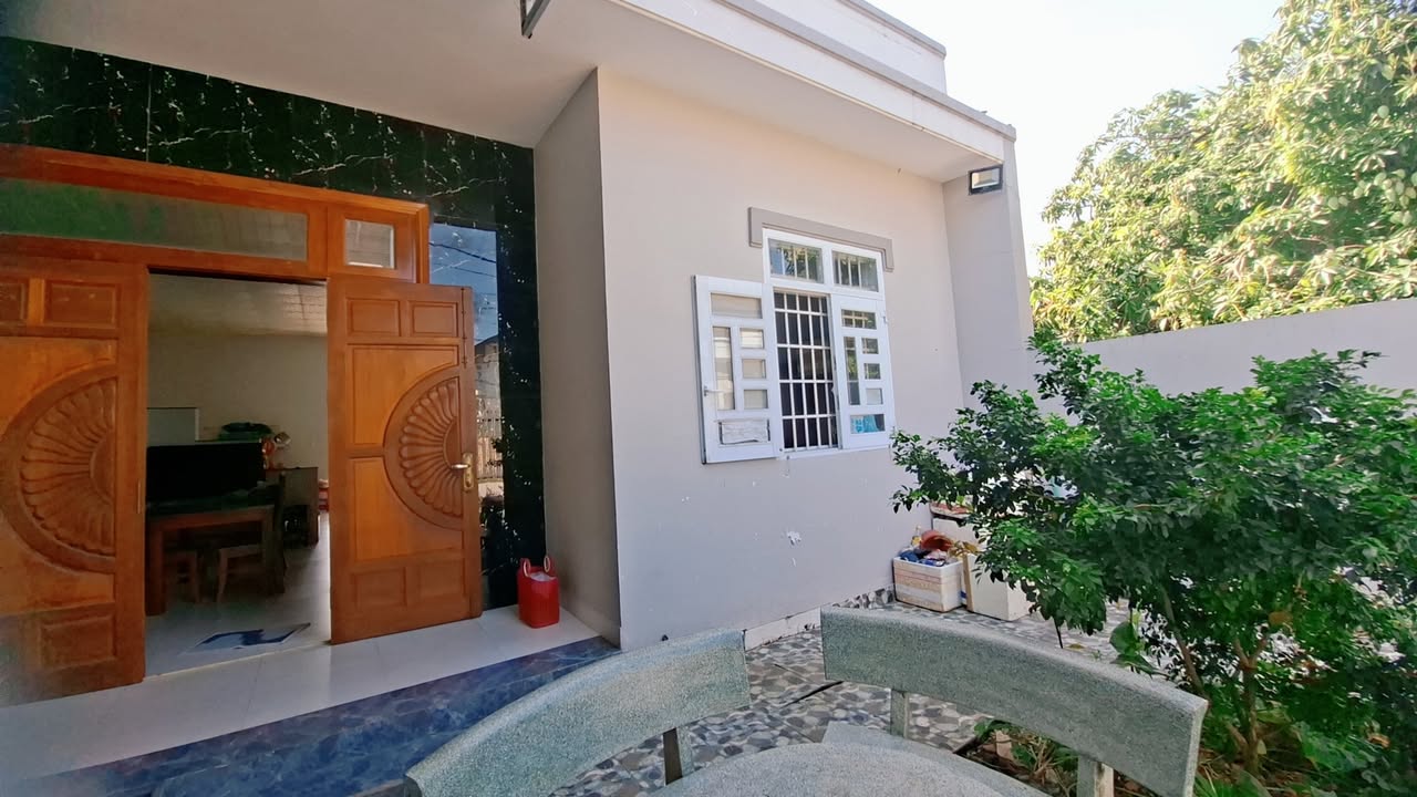 Bán nhà Long Hải 177m² giá 6.5 tỷ - Khu vực an ninh tốt gần biển!