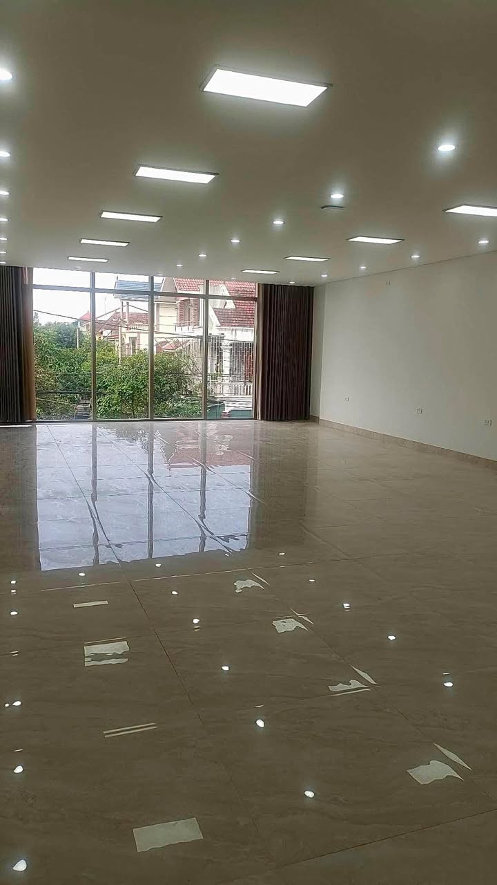 Cho thuê Front House 2 tầng đường Quán Bàu 155m² - Mặt tiền rộng, chỗ đậu xe thoải mái!