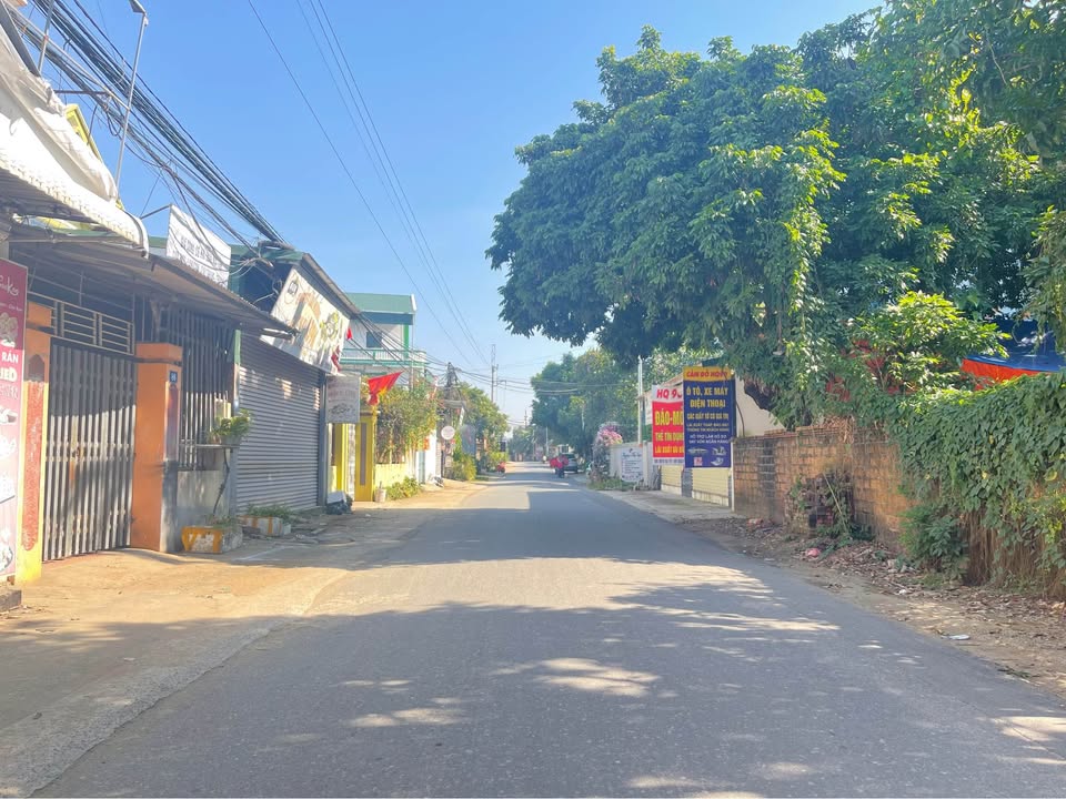 Nhà 2 tầng 1 tum tại Tân Xã, Thạch Thất, 100m² giá 5 tỷ - Sẵn sàng vào ở!