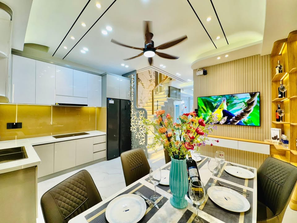 Nhà 4 Tầng 100m² Hẻm Ô Tô Quận Tân Bình - Sẵn sàng giao dịch!