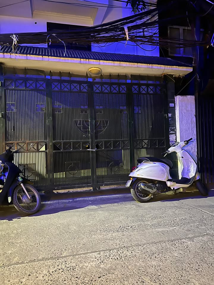 Nhà phố Ba Đình 40m² giá 11 tỷ - Mặt ngõ thông, sổ nở hậu!