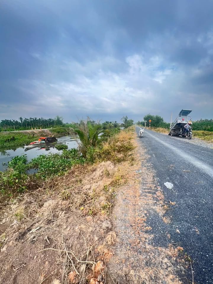 Đất vườn 600m² Thạnh Hoà, Bến Lức giá 899 triệu - View kênh siêu đẹp, mát mẻ!