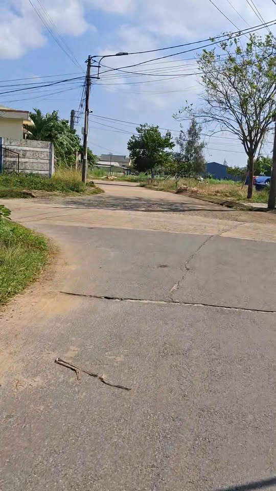 Nhà cấp 4 Bình Phú 250m² giá 1 tỷ - Tiện nghi gần trường học và chợ