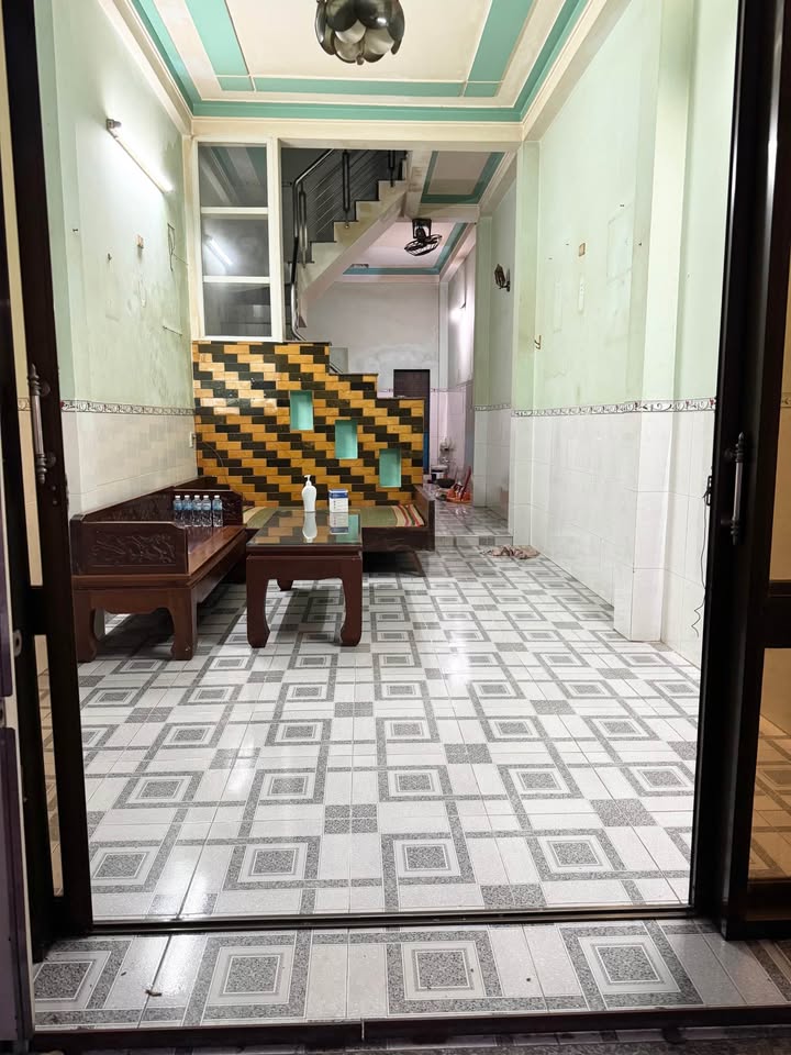 Cho thuê nguyên căn mặt tiền đường Xuân Thủy, 42m² - Vị trí sầm uất phù hợp kinh doanh