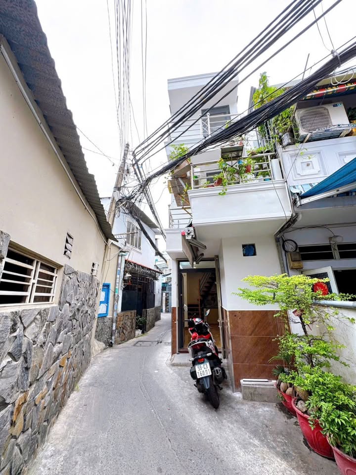 Nhà 3 tầng hẻm thông Vĩnh Khánh, Q4, 15m² giá 2.499 tỷ - Vị trí đẹp, tiện ích đầy đủ!