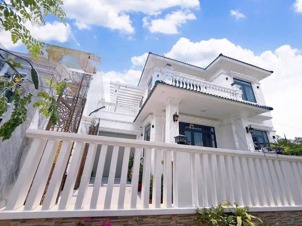 Biệt thự góc 3 mặt tiền KP7, Tân Phong 364m² giá 7.8 tỷ - An cư lý tưởng!