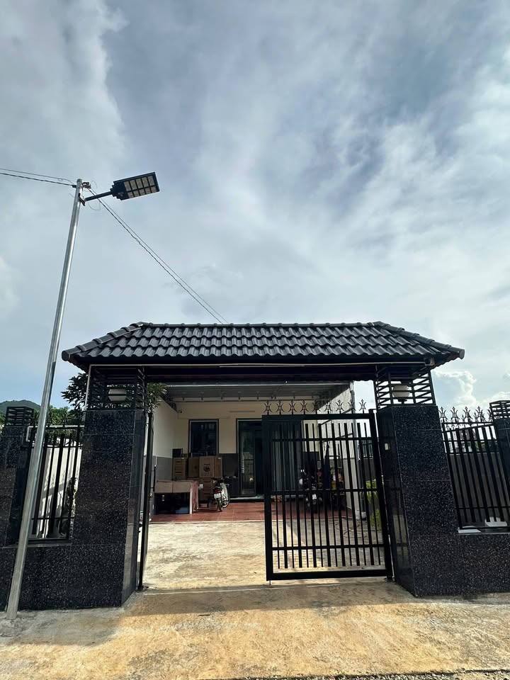 Nhà bán gần vòng xoay Liên Khương 260m² giá 3.3 tỷ - Kiên cố, tiện nghi!