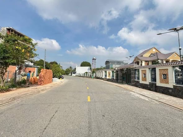 FrontHouse đường DX 081 Định Hòa 126m² giá 3.3 tỷ - Mặt tiền giao thông thuận lợi!