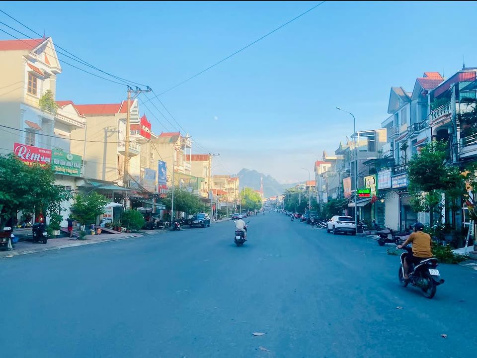 Nhà 3 tầng mặt đường Hữu Nghị, TP. Hòa Bình 50m² giá 3 tỷ - Kinh doanh sầm uất!