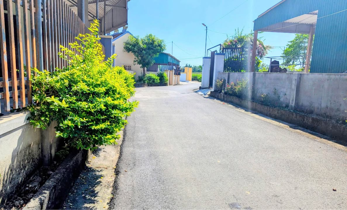 Đất nền Kinh Nam, Thạch Hưng 137m² giá 2.1 tỷ - Vị trí đẹp, tiện ích đầy đủ!