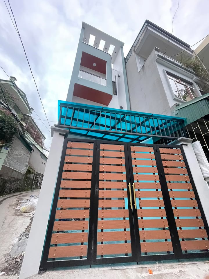 Nhà đẹp chính chủ ngõ 20 Cao Xanh, 80m² giá 4.2 tỷ - Ô tô đỗ trong sân!