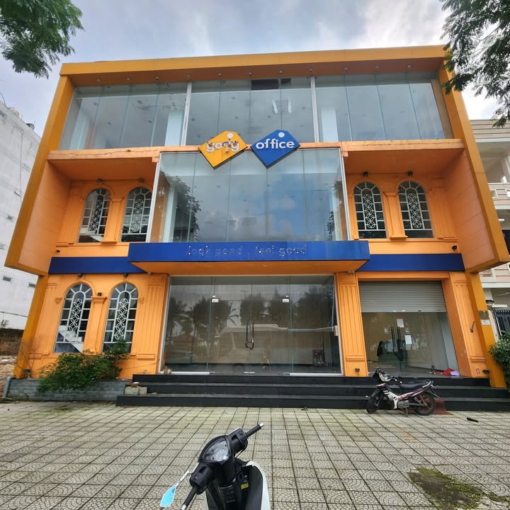 Cho thuê tòa nhà 3 tầng mặt tiền đường Nguyễn Tất Thành, Đà Nẵng - Giá cực tốt chỉ 65 triệu/tháng!