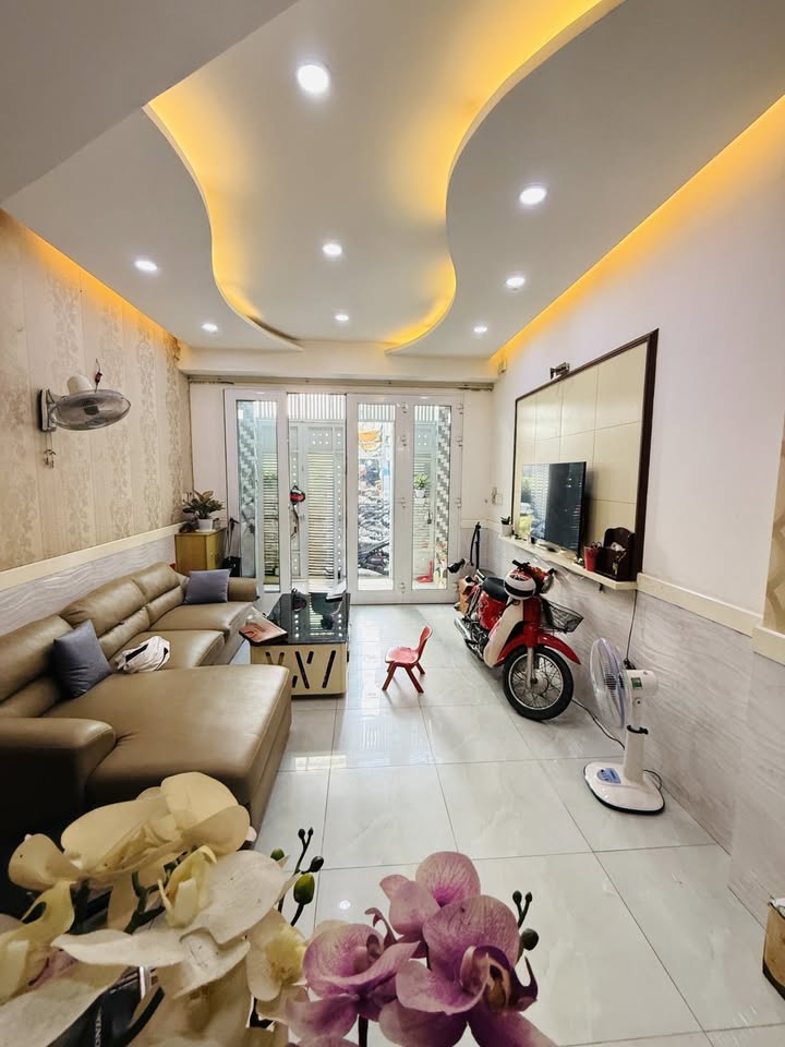 Nhà phố Lạc Long Quân, Tân Bình 51m² giá 12.9 tỷ - Ô tô vào tận nhà!
