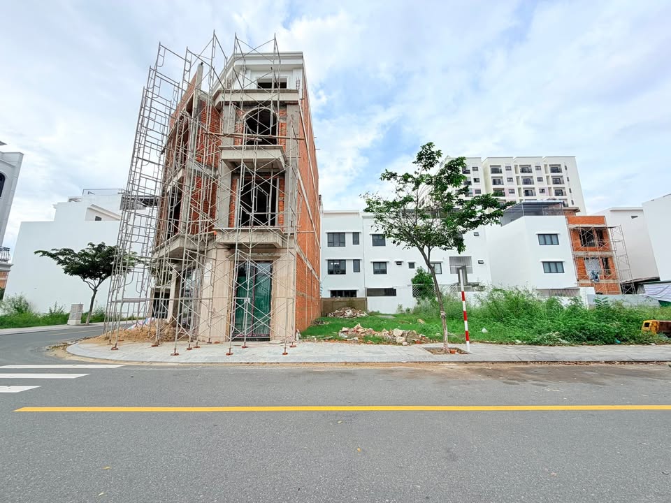 Townhouse Vcn Phước Long 2 Nha Trang 95m² giá 8.4 tỷ - Đối diện công viên, xây dựng siêu sạch!