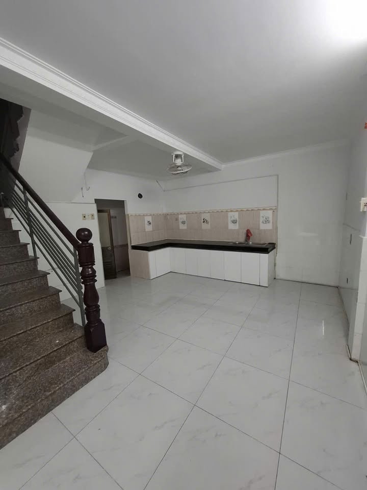 Nhà hẻm 737 Lạc Long Quân, Tân Bình 42m² giá 4.05 tỷ - Pháp lý chuẩn, dễ dàng di chuyển!