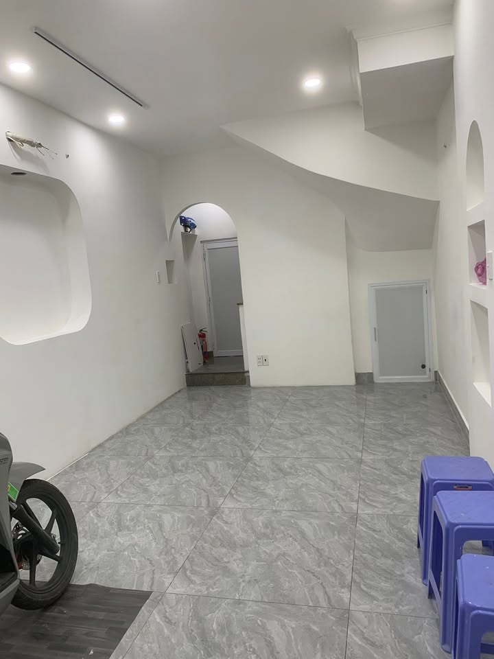 Nhà mặt tiền Hoàng Hoa Thám, Bình Thạnh 3 tầng - Kinh doanh sầm uất, giá chỉ 25 triệu/tháng!