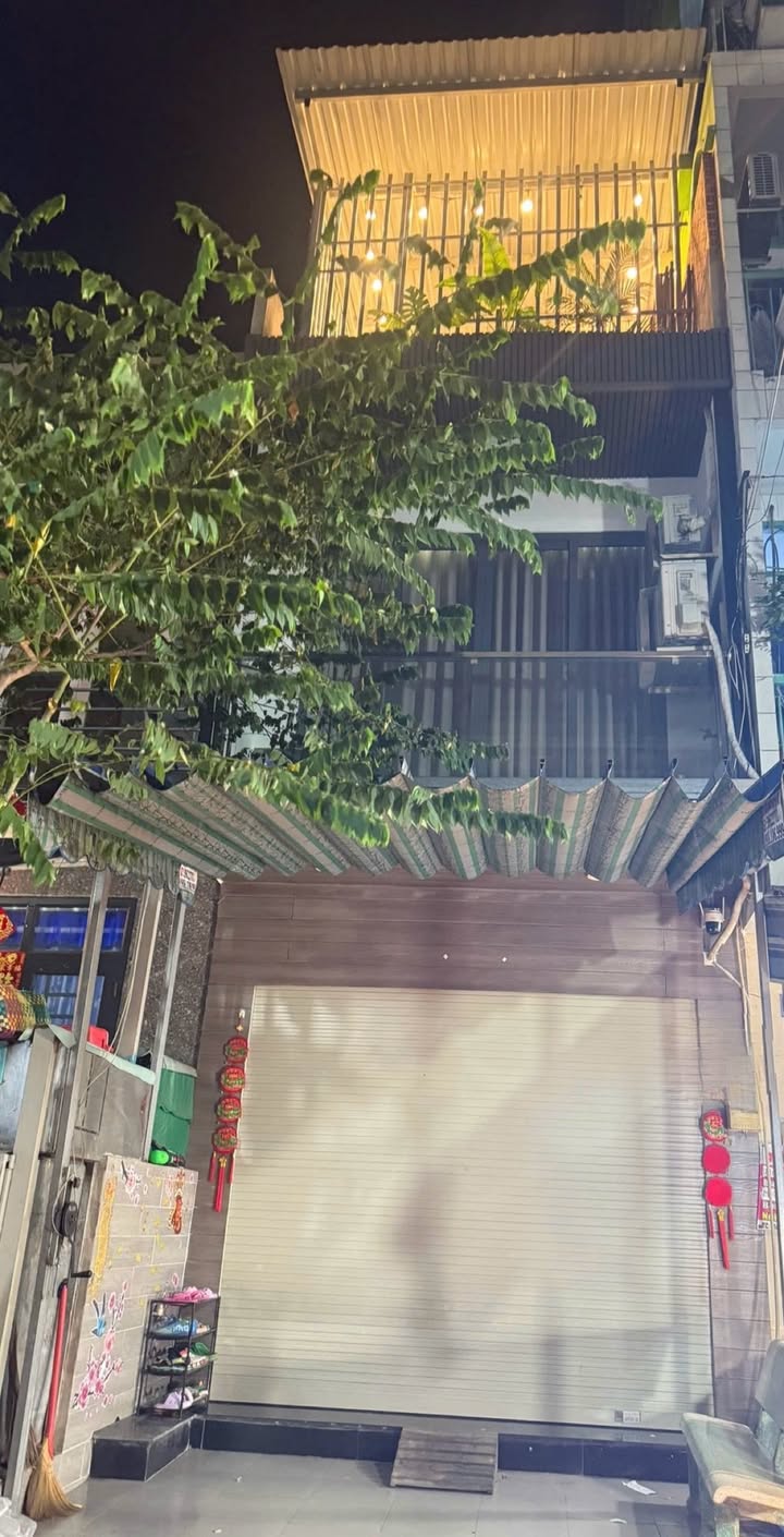 Nhà riêng 3 tầng 3PN đường Lê Thị Bạch Cát, Q11 - Hẻm xe tải đỗ cửa!