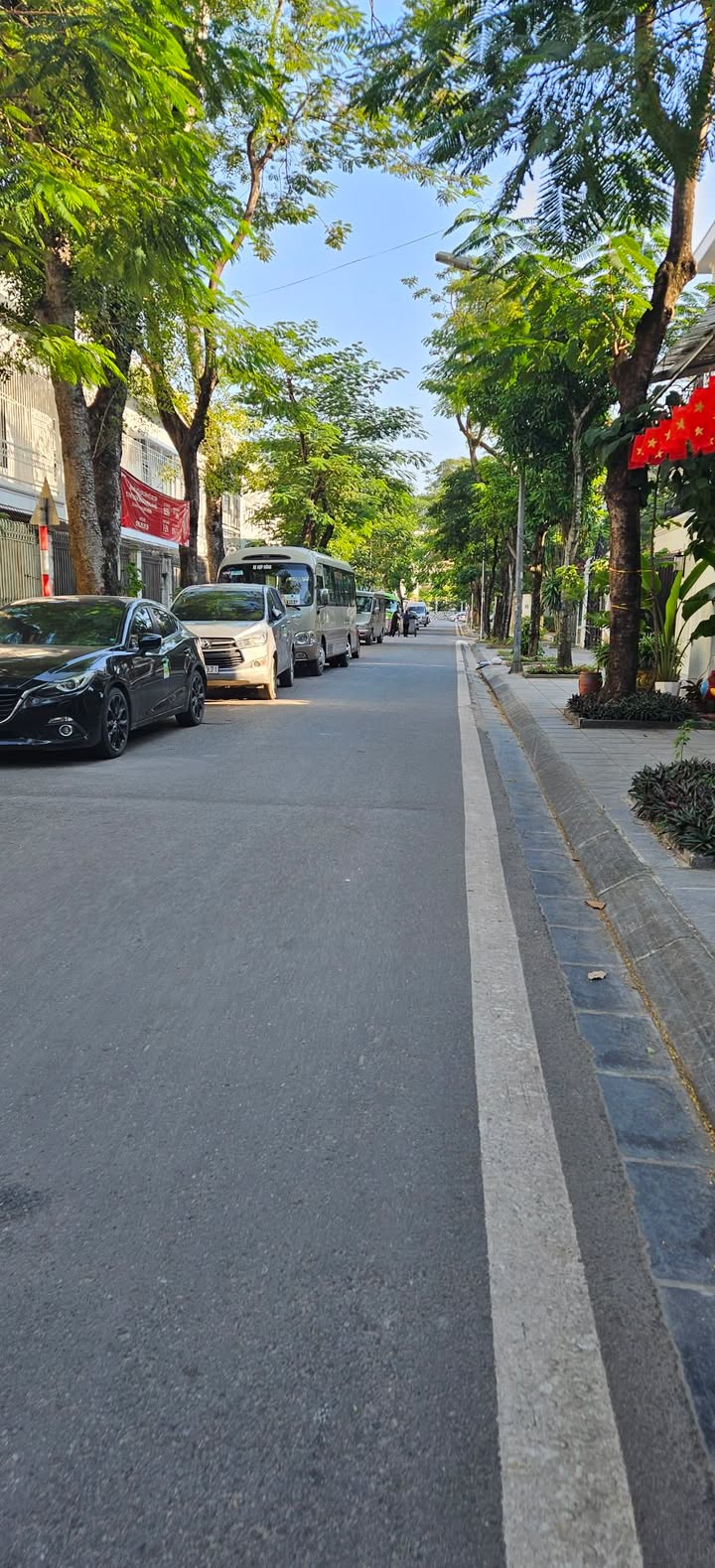 Căn nhà 5 tầng Định Công, Hoàng Mai 100m² giá 40 tỷ - Vị trí đắc địa cho kinh doanh!