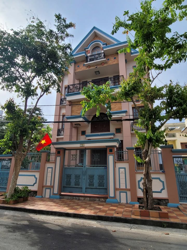 Bán gấp biệt thự góc 2 mặt tiền khu biệt thự bộ CA đường Nguyễn Văn Quỳ Q7, 320m² - Giá chỉ 39 tỷ