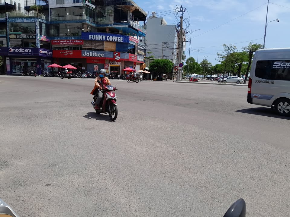 Nhà mặt tiền Nguyễn Huệ Quy Nhơn 250m² - Vị trí đắc địa, giá thỏa thuận!