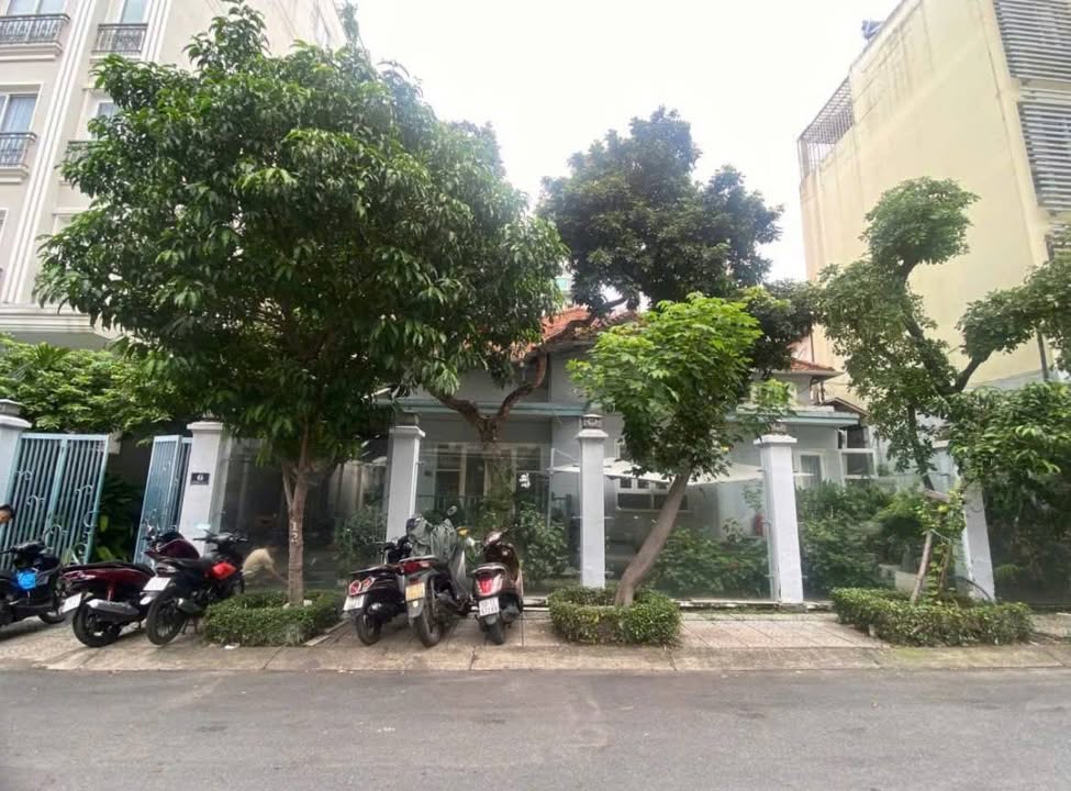 Biệt thự sân vườn cho thuê tại quận 1 - Diện tích 800m², Giá 190 triệu/tháng!