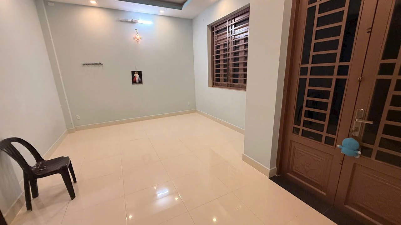 Nhà phố An Phú Đông 68m² giá 6.4 tỷ - Hẻm rộng, xe công đỗ thoải mái!