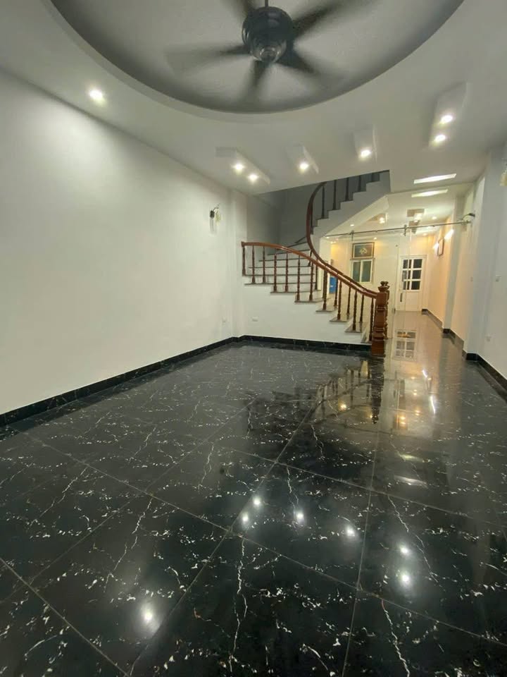 Nhà cho thuê ngõ 245 Định Công, Hoàng Mai - 40m², 4 tầng, 12 triệu - Phù hợp cho hộ gia đình!