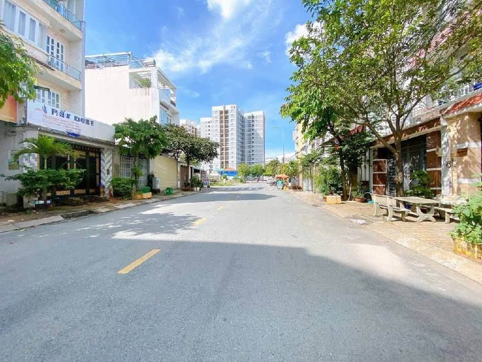 Nhà mặt tiền kinh doanh Lê Văn Việt, Quận 9, 210m² giá 28 tỷ - Đầu tư sinh lời ngay!