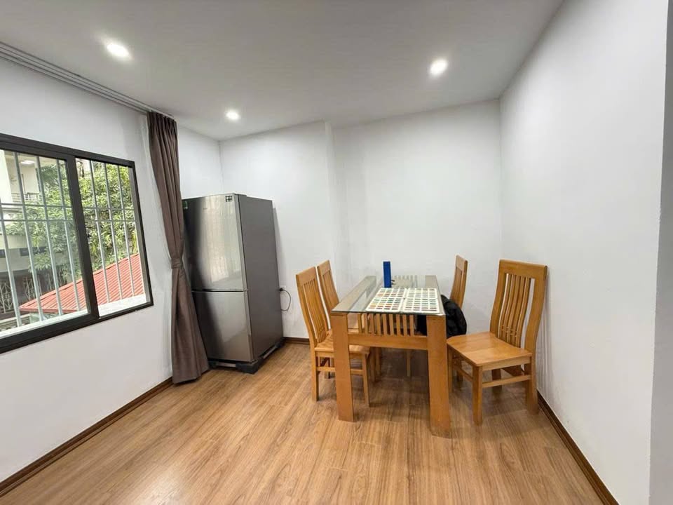 Căn hộ Tập thể Nghĩa Tân 21m² giá 3.2 tỷ - Lô góc siêu thoáng, gần chợ!