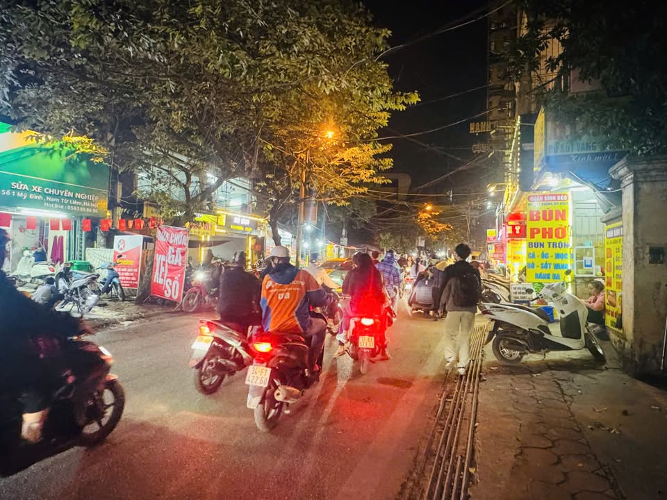 Mặt phố Mỹ Đình 100m² giá 38 tỷ - Kinh doanh sầm uất ngày đêm!