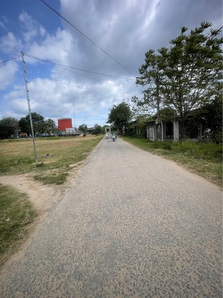 Nhà mặt đường Lý Thái Tổ, phường Thống Nhất, 95m² chỉ 1 tỷ - Tiện nghi đầy đủ!