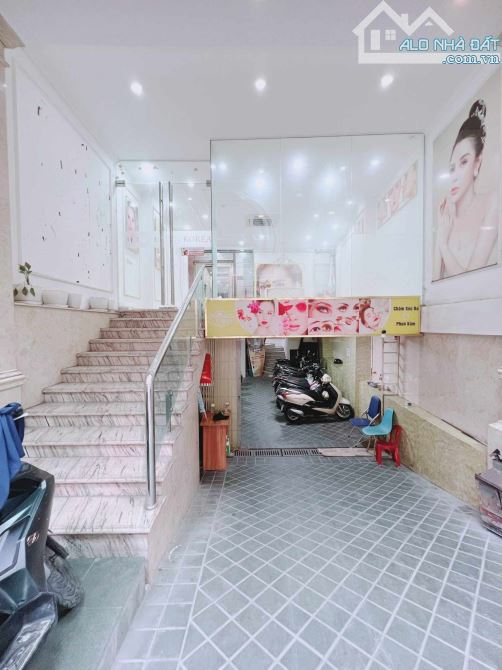 Cho thuê tòa nhà văn phòng Hoàng Ngân, Thanh Xuân 720m² - Phù hợp kinh doanh đa dạng!